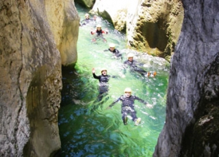 bajando por el agua